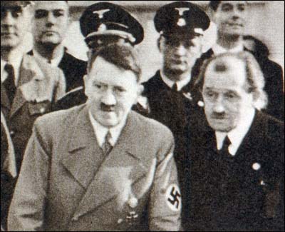 Adolf_Hitler_et_Porsche.jpg